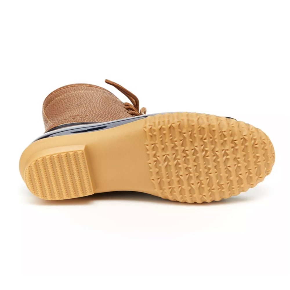 New in box:    - Woman’s casual duck waterproof boots. - Picture 6 of 17